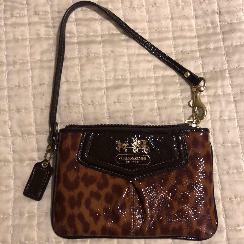 Coach Wristlet. Leopard print. 👜